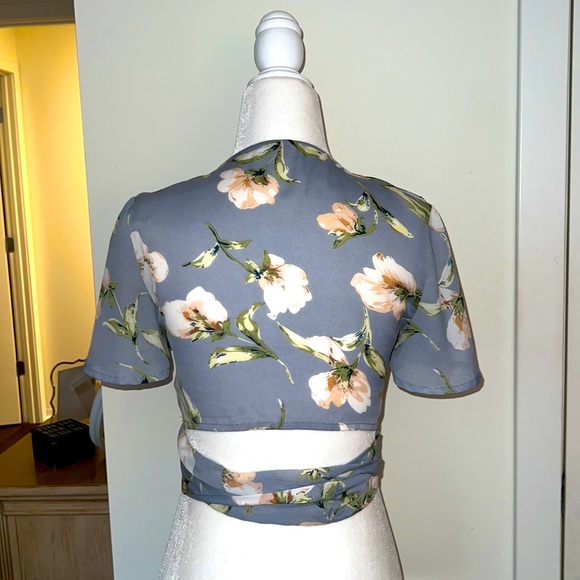 Floral Tie Crop Top - Picture 7 of 11